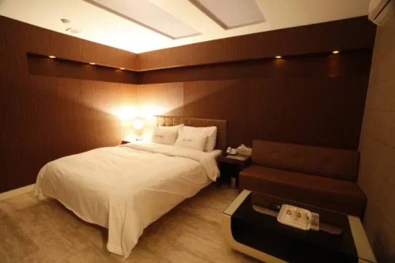 Amber Hotel - Goodstay  (18/19)