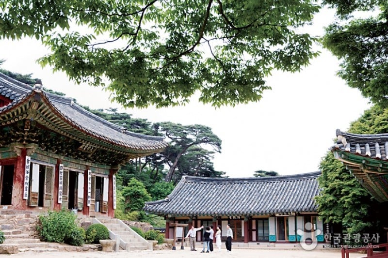 Jeondeungsa Temple: A Tranquil Retreat Steeped in History (2/6)