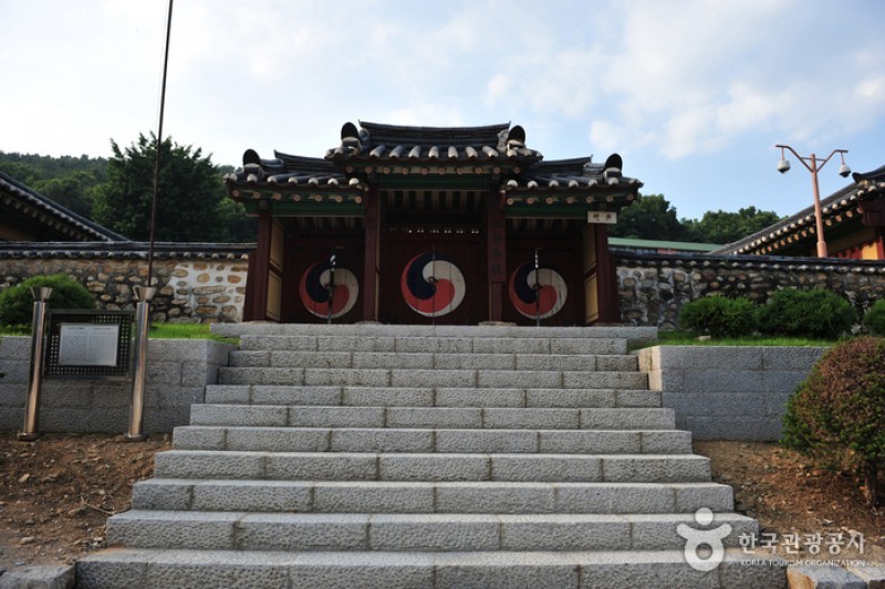 Ganghwahyanggyo Confucian School  (1/2)