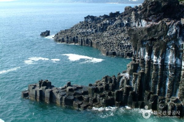 Daepo Jusangjeolli Cliff