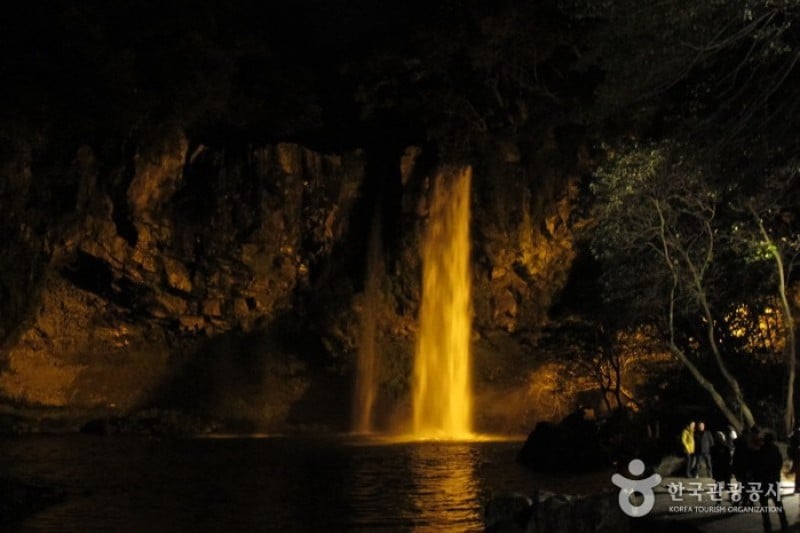 Cheonjiyeon Falls  (13/18)