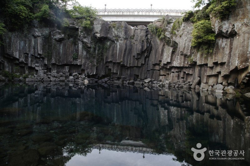Cheonjeyeon Falls  (2/6)