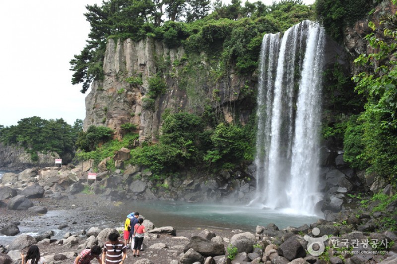 Jeongbang Falls  (1/11)