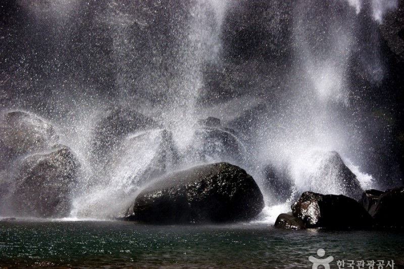 Jeongbang Falls  (6/11)