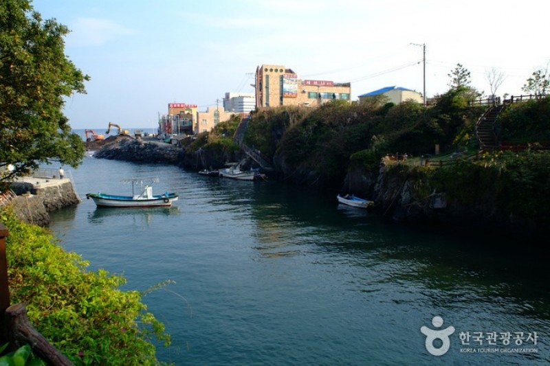 Yongyeon Pond  (2/13)