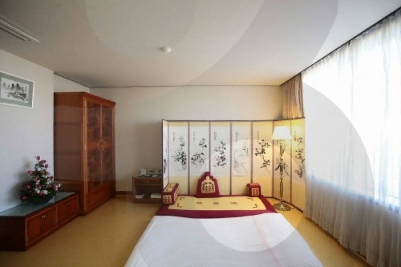 Hotel New Crown  (12/30)
