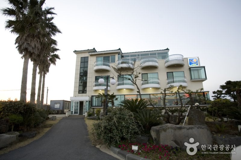 Sunrising House (해뜨는집 펜션) (1/5)