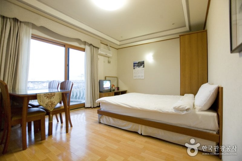 Sunrising House (해뜨는집 펜션) (2/5)