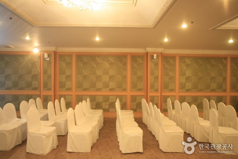 Honey Crown Hotel  (5/22)