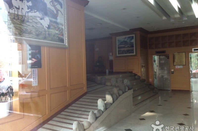 New Island Tourist Hotel  (3/4)