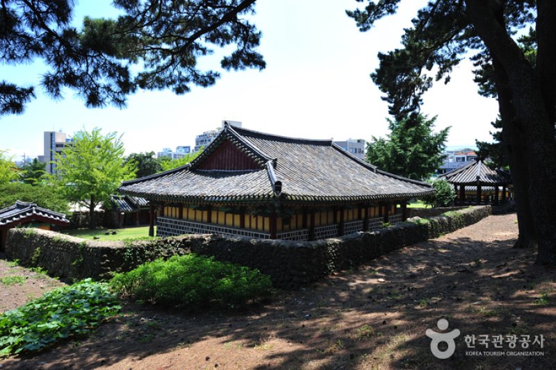 Jejuhyanggyo Confucian School (제주향교) (1/10)