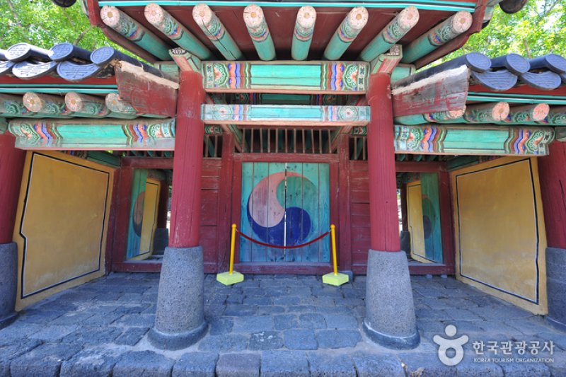 Jejuhyanggyo Confucian School (제주향교) (3/10)