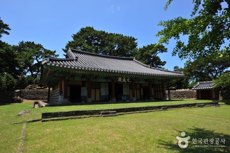 Jejuhyanggyo Confucian School (제주향교) (6/10)