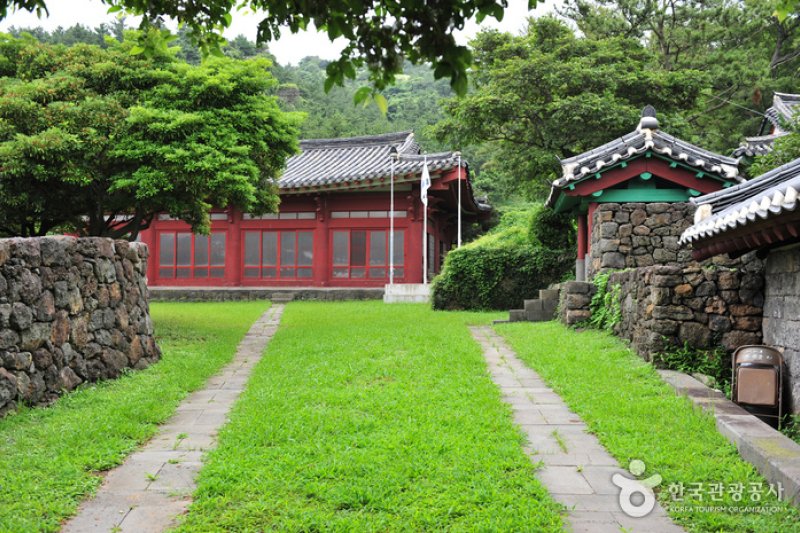 Daejeonghyanggyo Confucian School  (4/8)