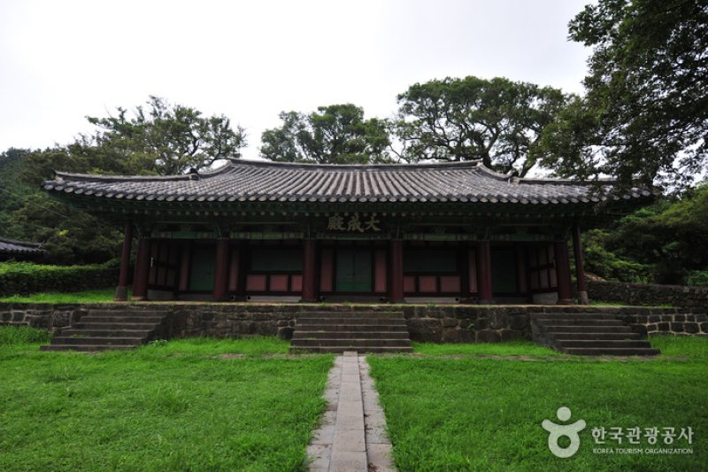 Daejeonghyanggyo Confucian School  (6/8)