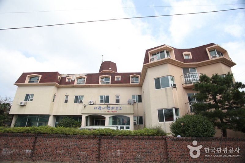 Shiny Hotel - Goodstay  (1/18)