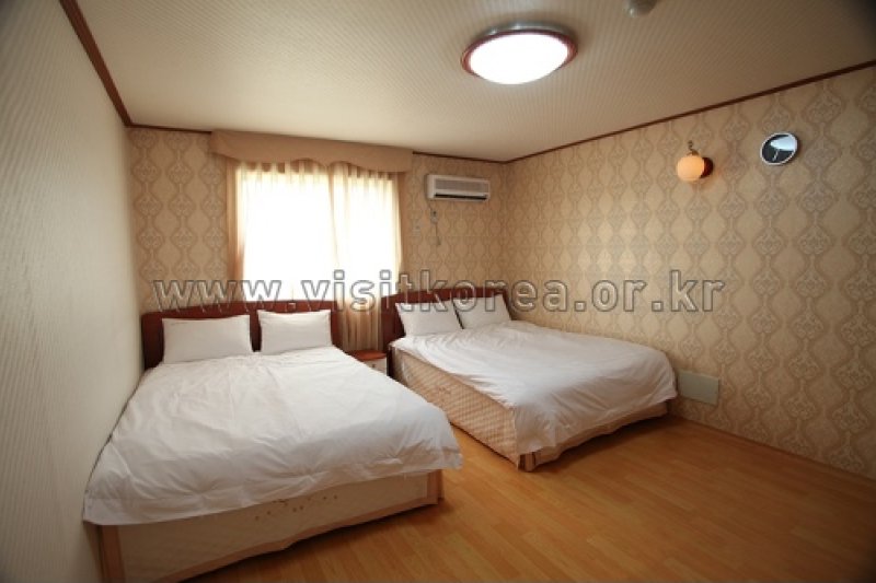 Shiny Hotel - Goodstay  (6/18)