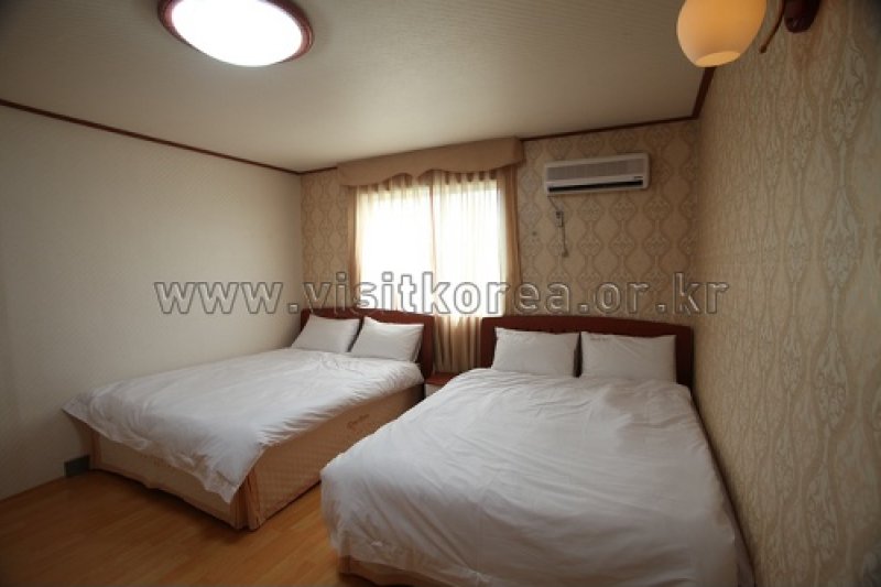 Shiny Hotel - Goodstay  (7/18)