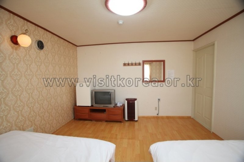 Shiny Hotel - Goodstay  (8/18)