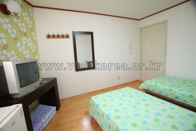 Shiny Hotel - Goodstay  (16/18)