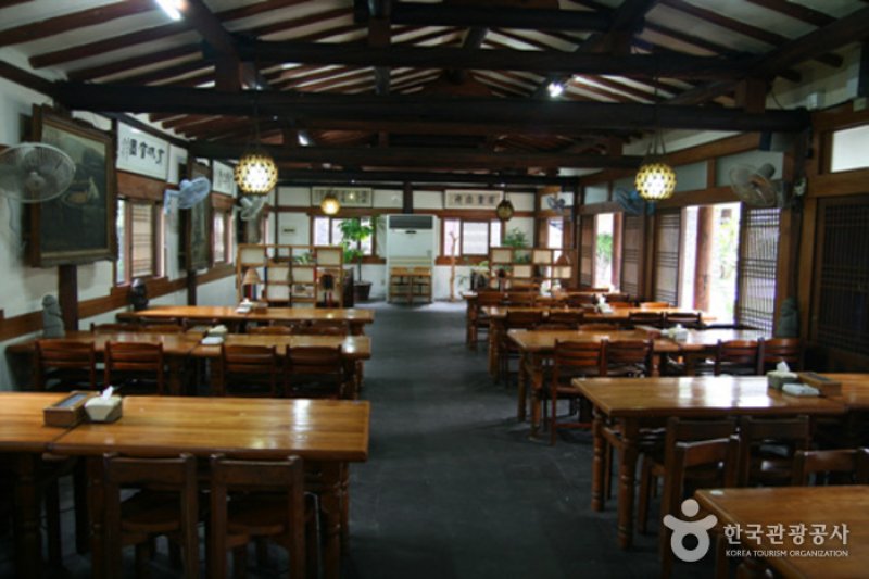 Stone Grandfather Restaurant  (2/10)
