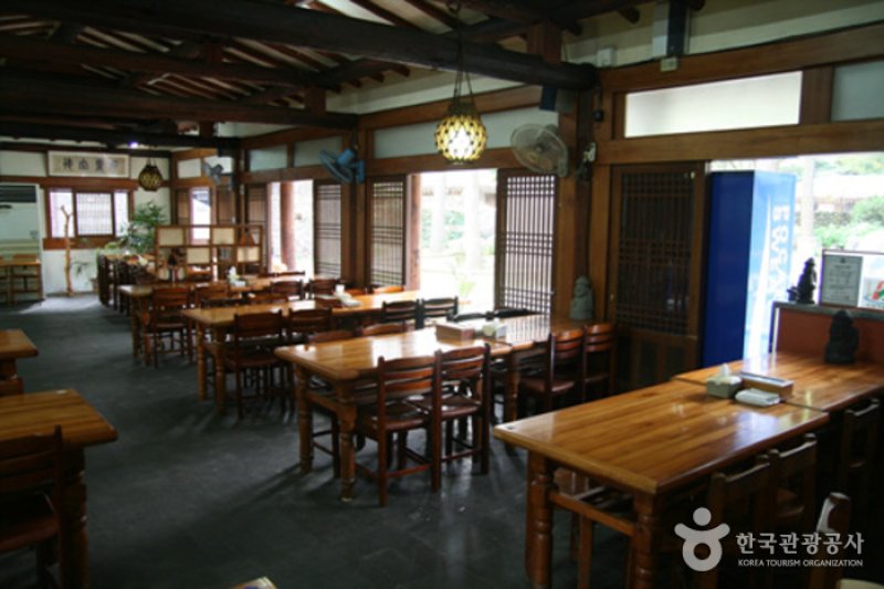 Stone Grandfather Restaurant  (3/10)