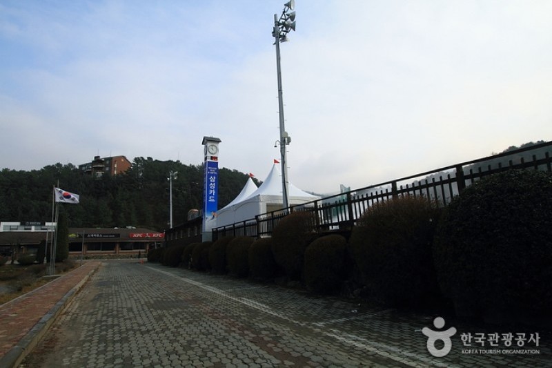 Bears Town Ski Resort  (2/10)