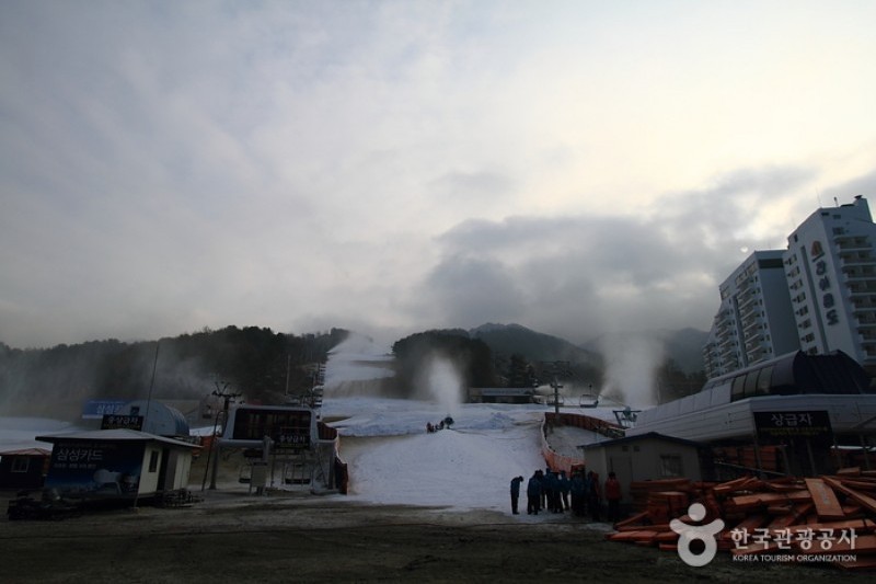 Bears Town Ski Resort  (3/10)