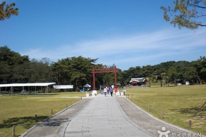 Yeongneung / Nyeongneung Royal Tomb [UNESCO World Heritage]  (2/8)