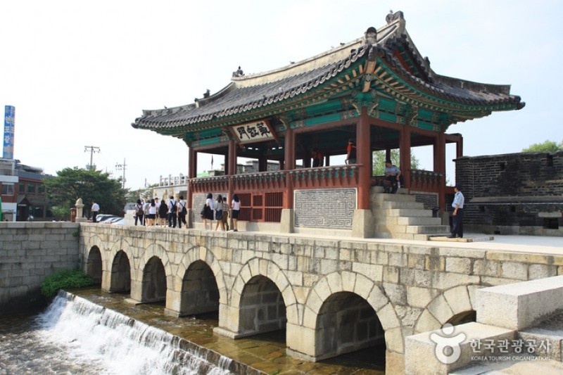Hwahongmun Gate  (1/3)