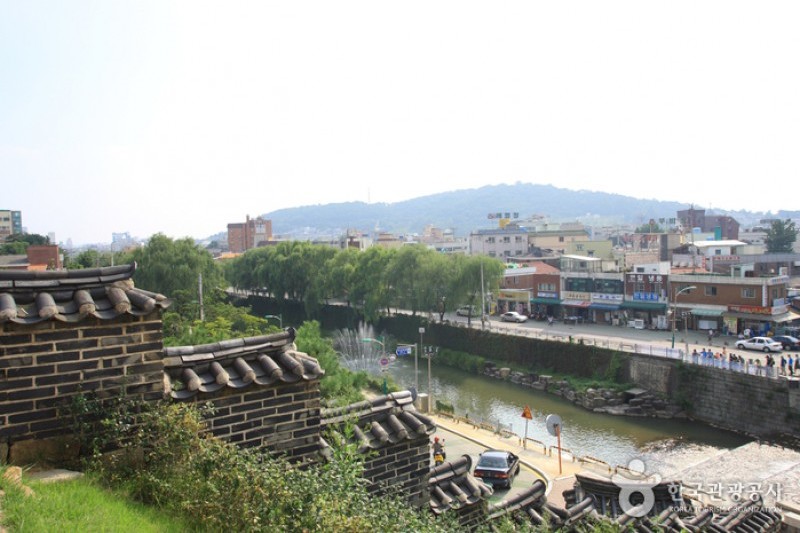 Hwahongmun Gate  (2/3)