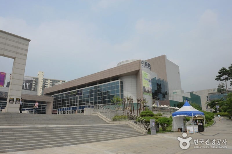 Goyang Eoullimnuri Arts Center (고양 어울림누리) (2/6)