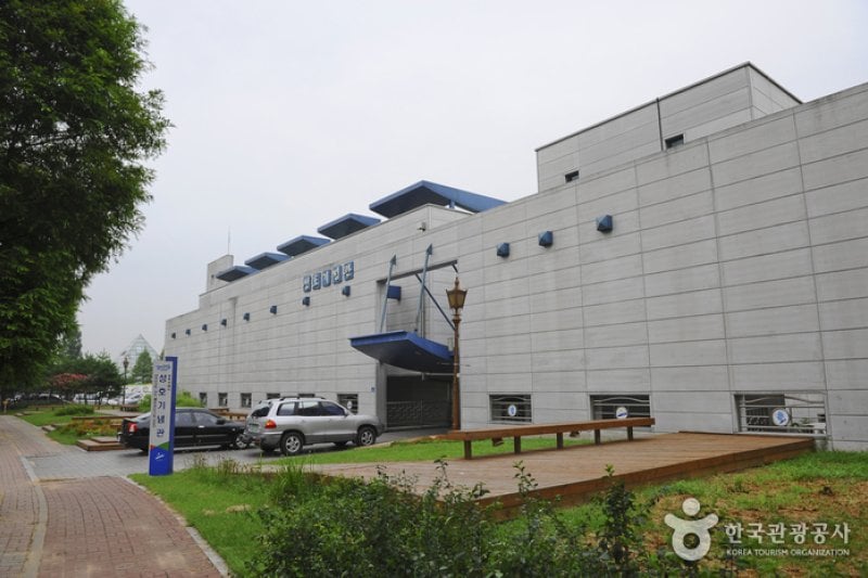 Seongho Memorial Hall (성호기념관) (1/2)