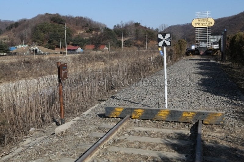 The Railroad Disconnection Point of the Gyeongwon Line (Sintalli station) (경원선 철도중단점-신탄리역) (1/1)
