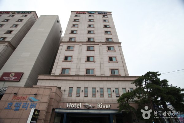 Hotel River