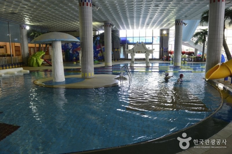 The Hotel Miranda Swimming Pools  (5/6)