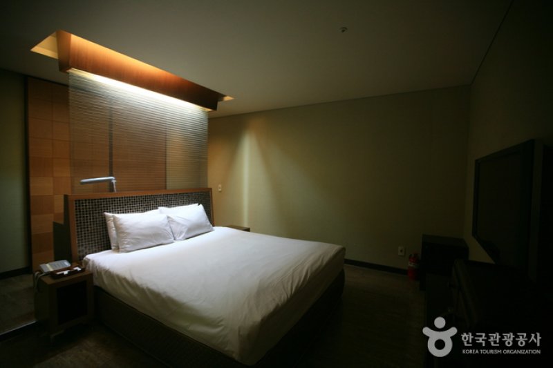Landmark Hotel  (2/5)