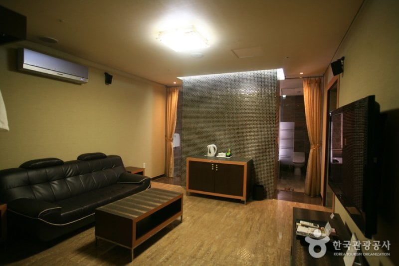 Landmark Hotel  (3/5)