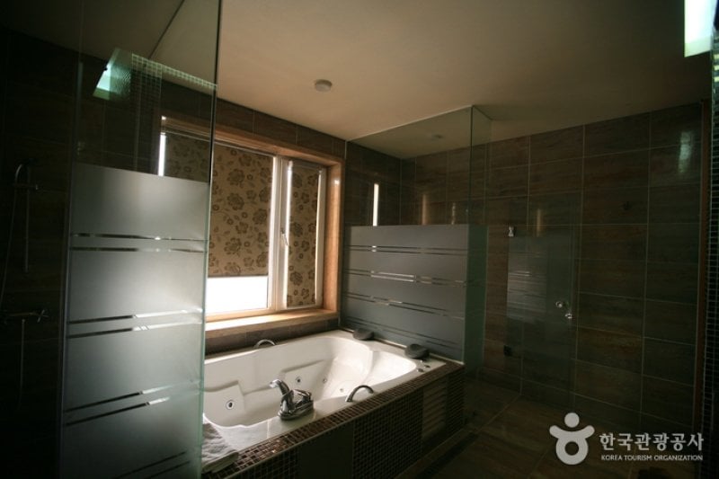 Landmark Hotel  (5/5)