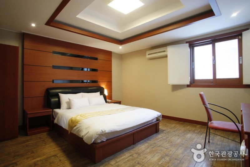 Hotel Korea  (4/17)