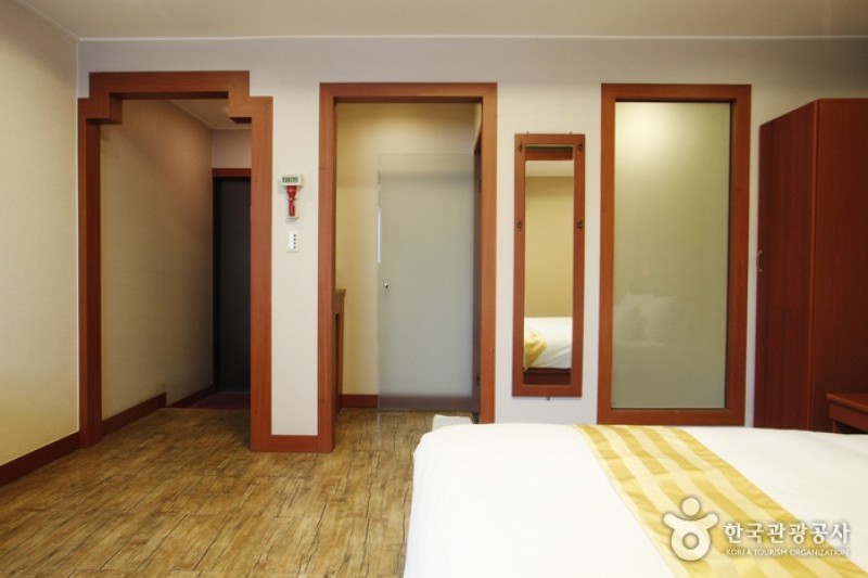 Hotel Korea  (6/17)