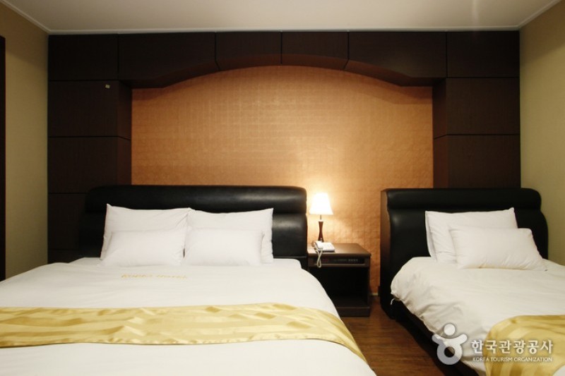 Hotel Korea  (8/17)