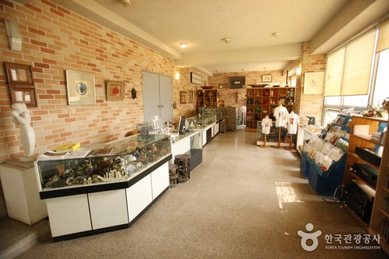 Batangol Arts Center  (1/7)