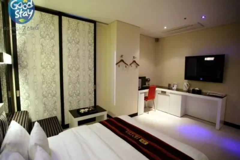 Iz Hotel - Goodstay  (18/19)
