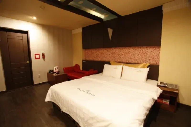 Plaza Motel - Goodstay  (8/16)