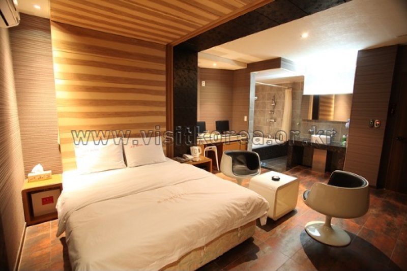 Lausanne Hotel - Goodstay  (9/10)