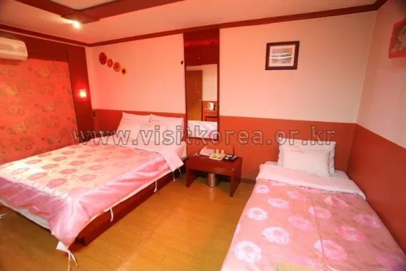 Q Motel - Goodstay  (4/8)