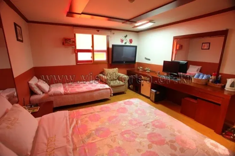 Q Motel - Goodstay  (5/8)
