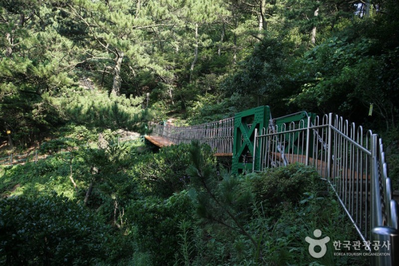 Amnam Park  (7/10)