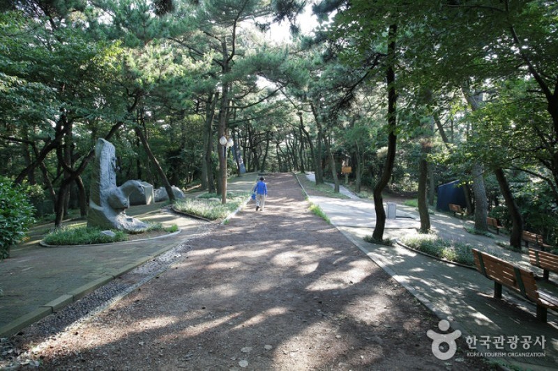 Amnam Park  (8/10)